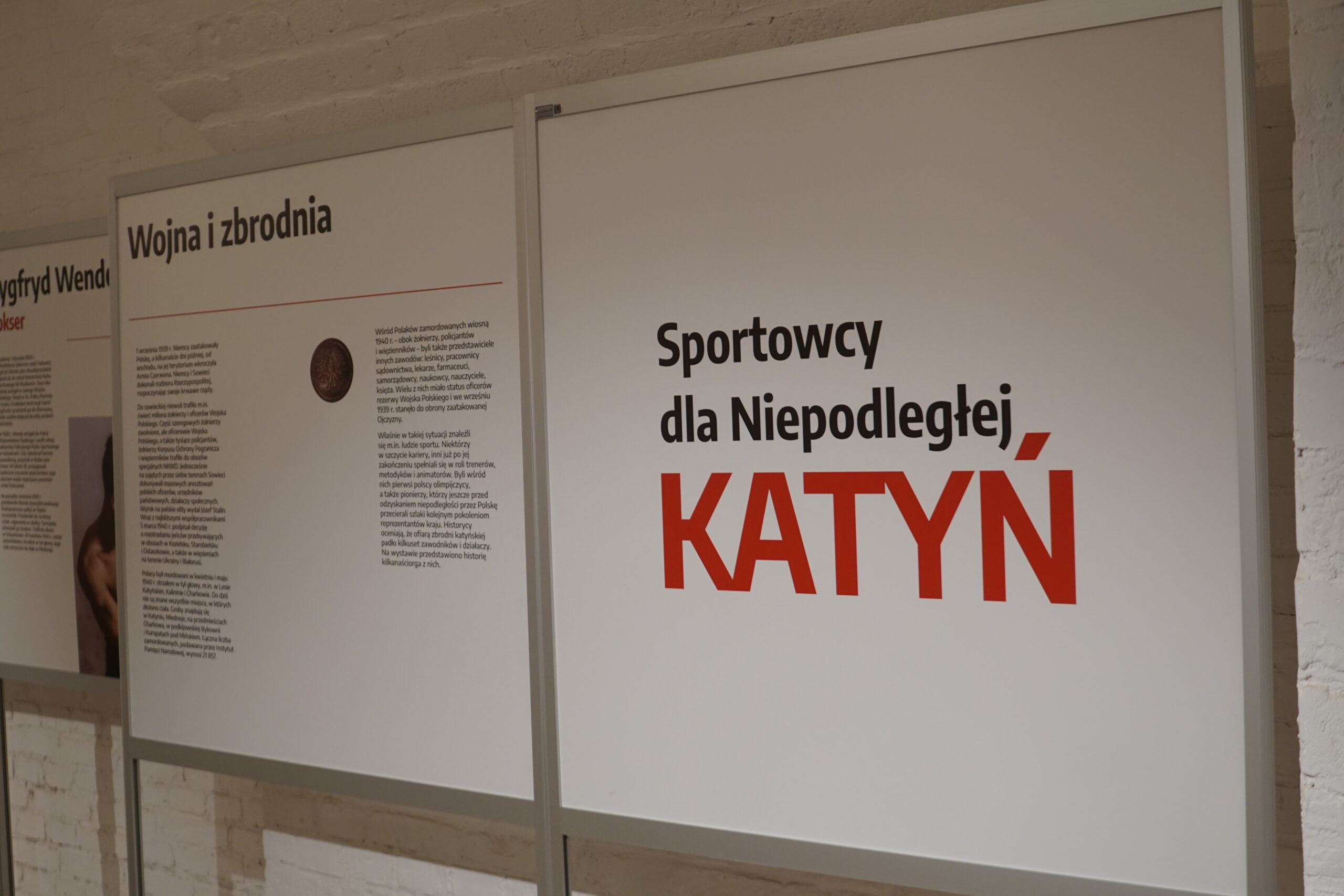 Plansza tytułowa na wystawie "Sportowcy dla Niepodległej. KATYŃ".